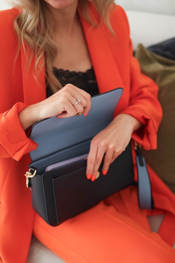 Comment choisir la pochette en cuir idéale pour femme